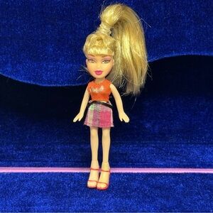 Lil Bratz CLOE Doll Shirt Skirt Shoes Blonde Hair Brown Eyes Vintage 2002
